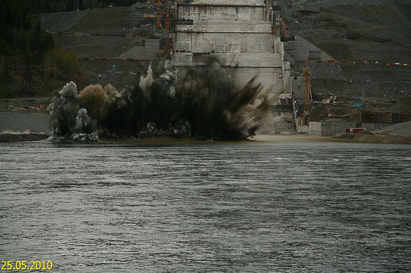 На береговом водосбросе СШГЭС закончился разбор временной дороги в отводящем канале