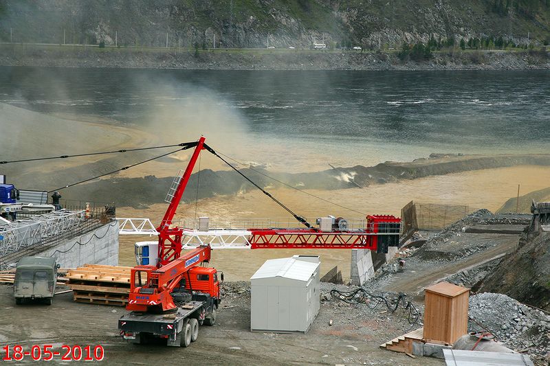 На береговом водосбросе СШГЭС приступили к разбору временной дороги в отводящем канале